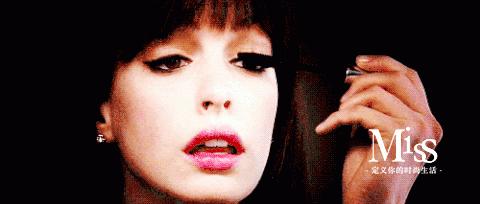 很多品牌推出各种颜色的睫毛膏，却孤零零地躺在专柜里无人问津