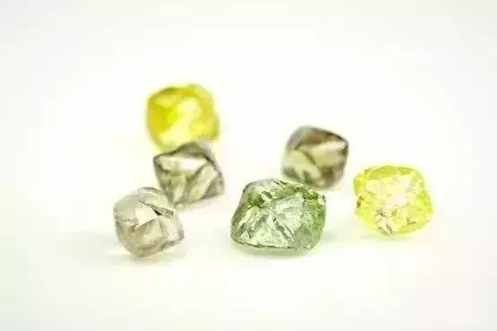 钻石的原石原来长这样,钻石的原石是特别的轻又硬