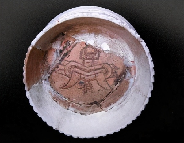 前面抱人，后面背鹿，这只虎是在干嘛呢？