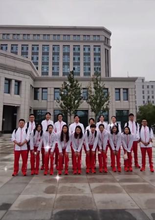 朱婷比赛中搂抱鼓励李盈莹,朱婷手腕康复在望状态将重返巅峰