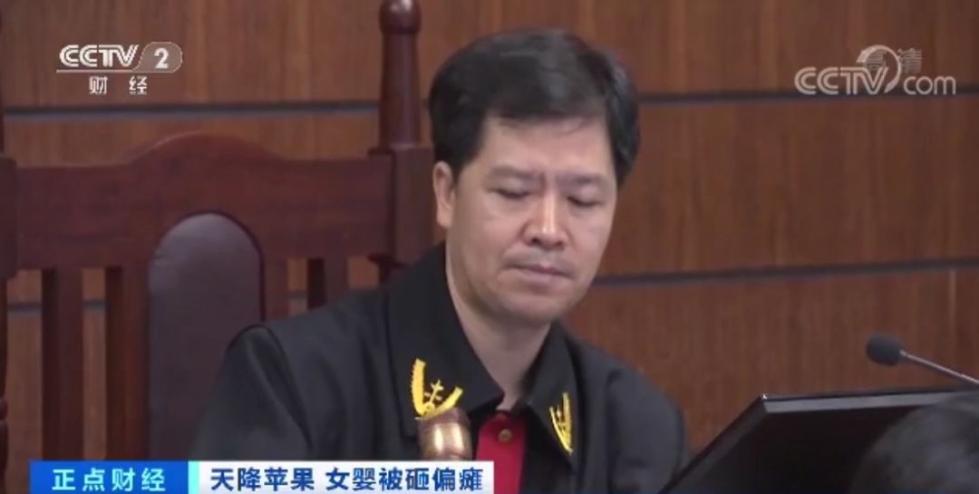 11岁女孩扔苹果砸中婴儿,11岁女孩扔苹果砸伤3个月小孩