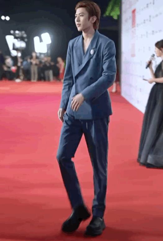 蔡徐坤受邀风尚大典,里衣失踪粉丝不淡定,生图神似男版芭比娃娃