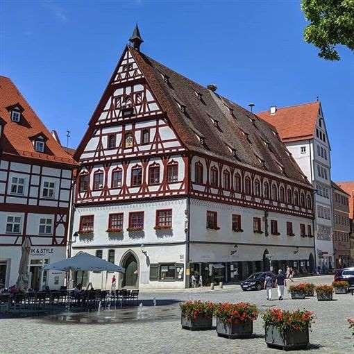 世界上最名贵的“钻石小镇”钻石盖房子城墙建筑物闪闪发光