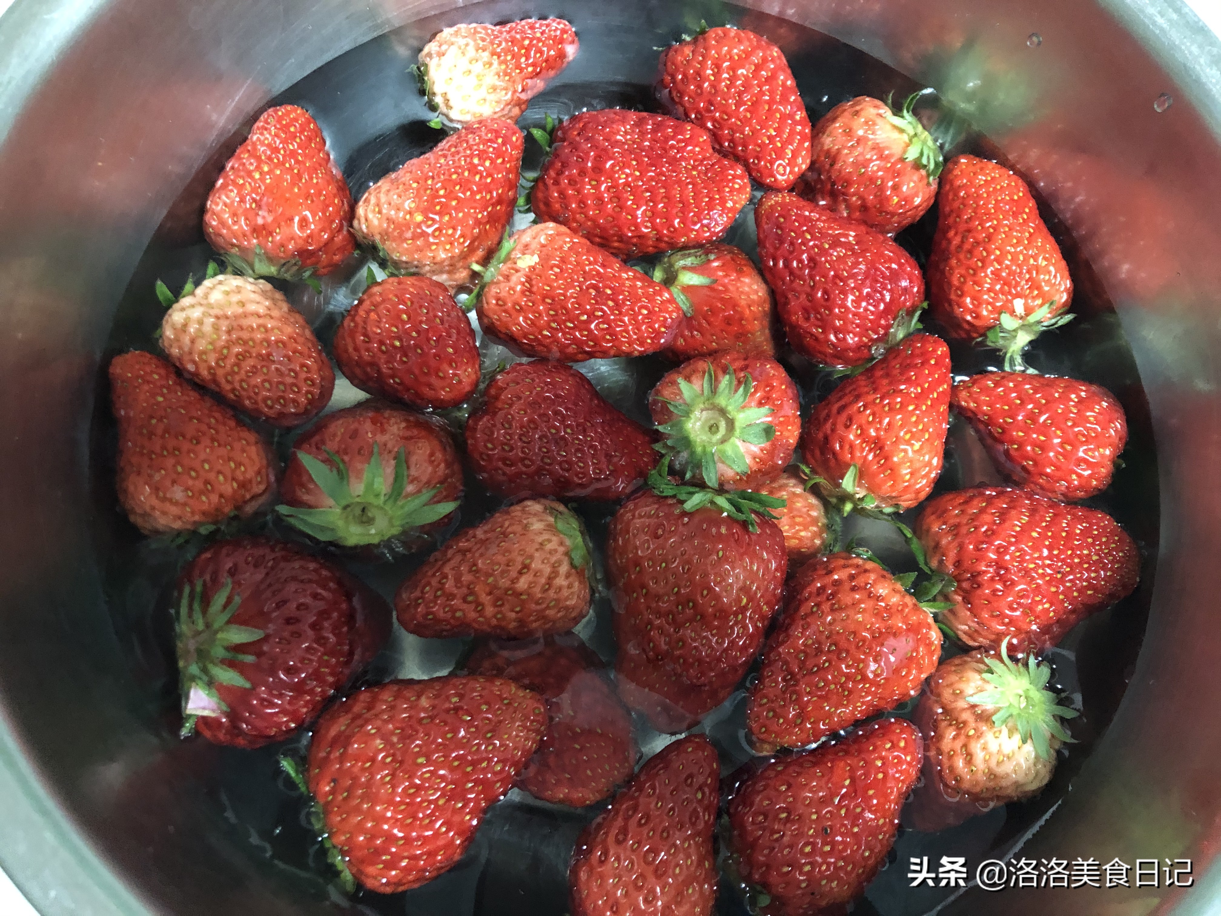 洗草莓，直接用清水洗等于吃虫卵，教你一招，洗得干净吃得更放心