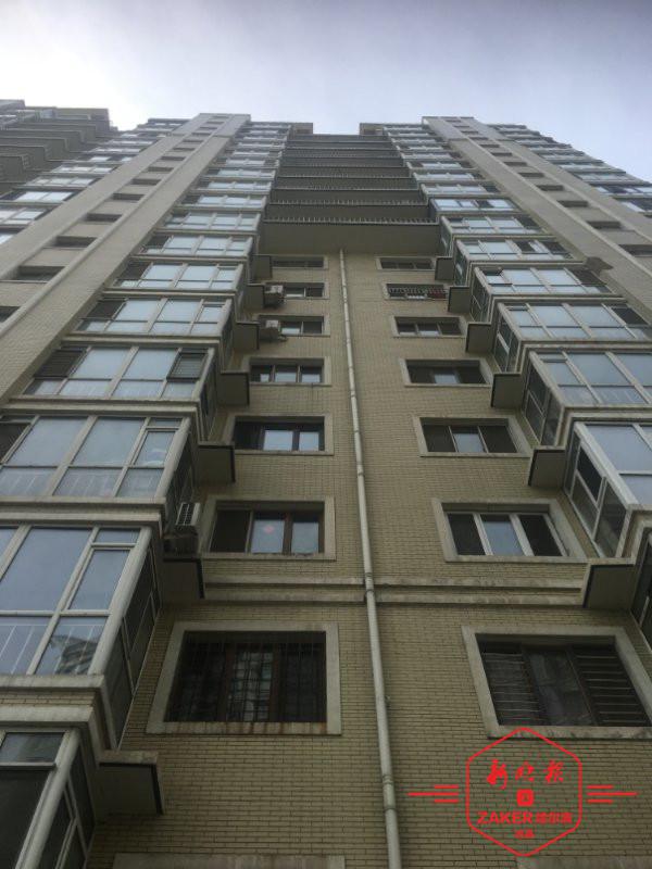 成袋豆粉从天降吓坏5岁孩童，事发哈尔滨信恒现代城，谁来负责？