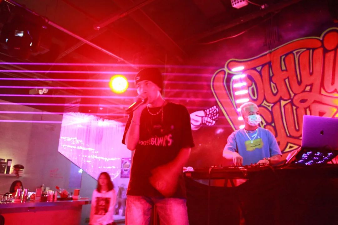 年轻时不愿将就,年轻时不将就