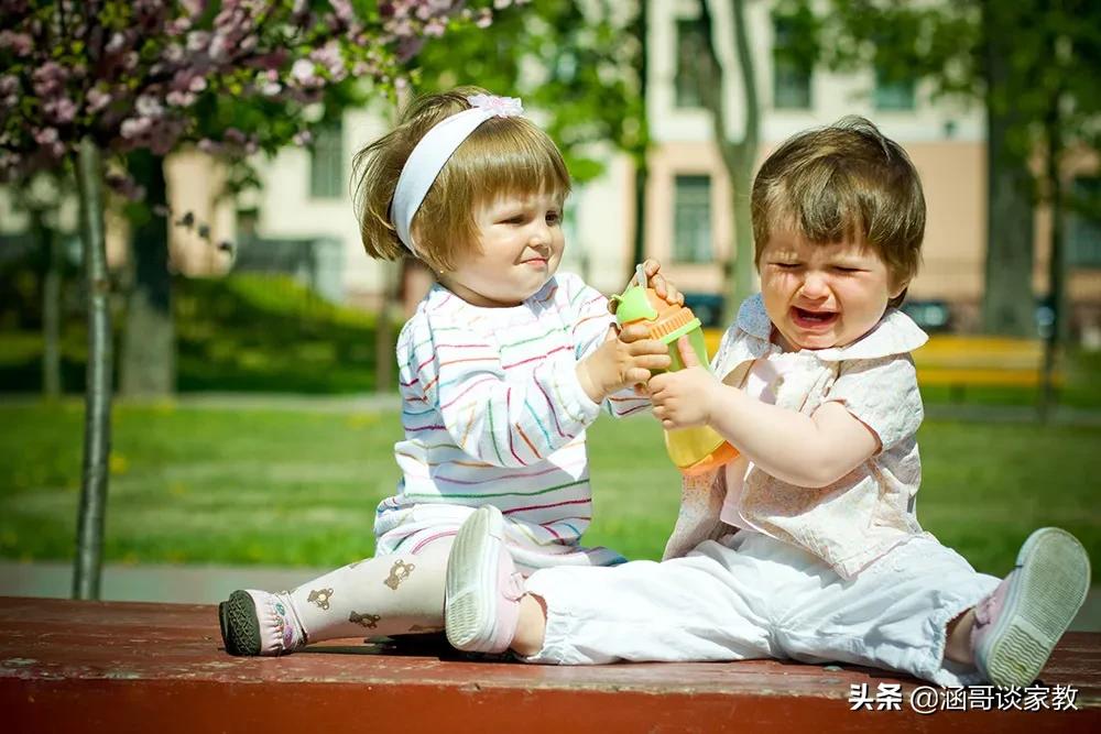 孩子打人抢东西是怎么回事,小孩跟其他小朋友抢东西哭闹