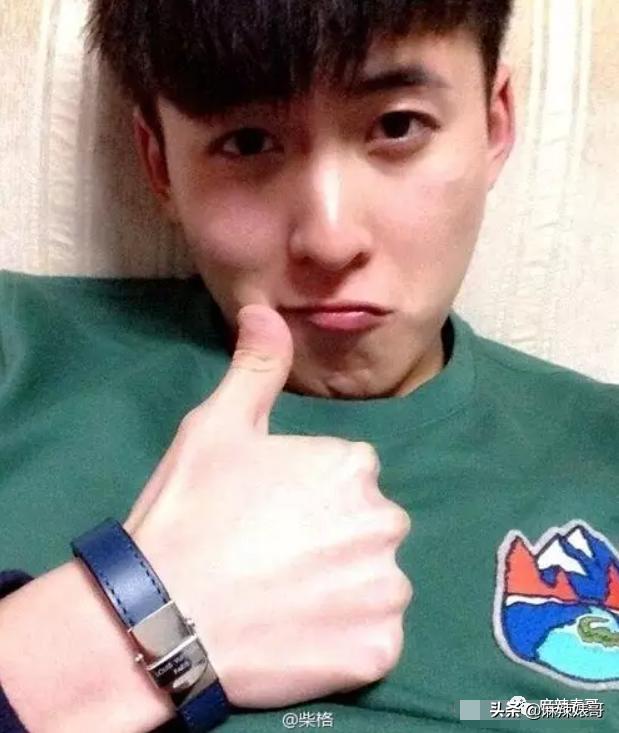 和小鲜肉牵手摸脸，又让人想到他7年前的瓜…