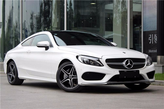 女子被骂提奔驰,女子提车被调侃