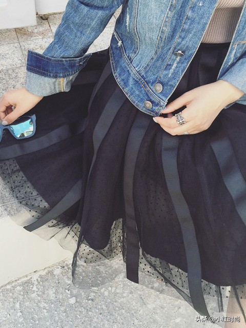 40岁女人减龄穿搭牛仔上衣加纱裙,牛仔外套配纱裙真好看