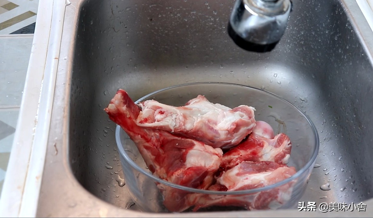 如何熬出奶白的骨头汤,怎样能煮出来奶白的骨头汤