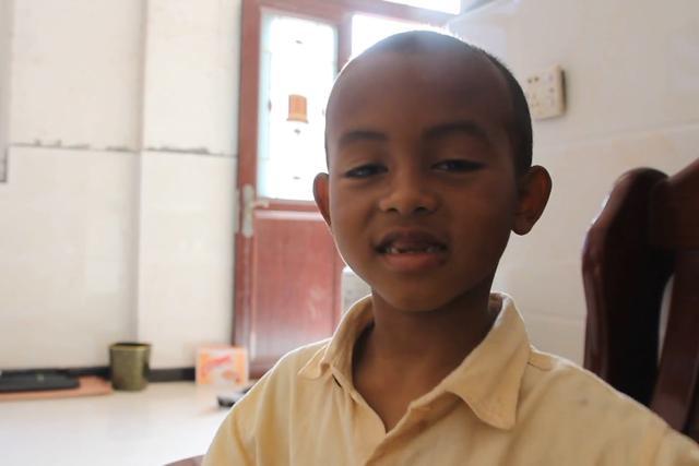 11年前，农村奶奶收留了一个黑人小孩巴比，如今怎么样了