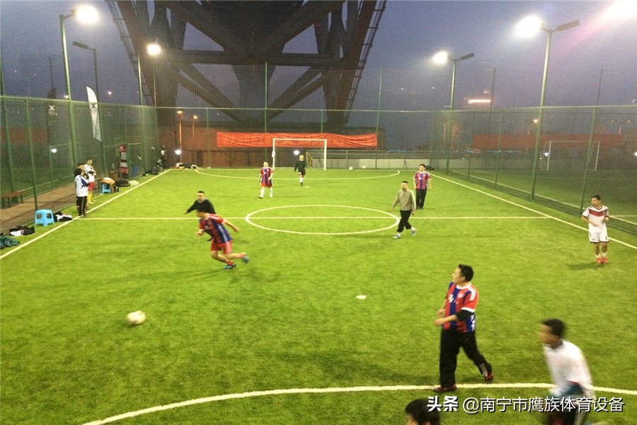 180平建足球草坪大约需要多少钱,五人制足球场人造草坪铺设多少钱