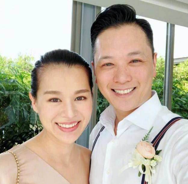 胡杏儿三胎生子公开一家人合影,41岁胡杏儿三胎得子视频