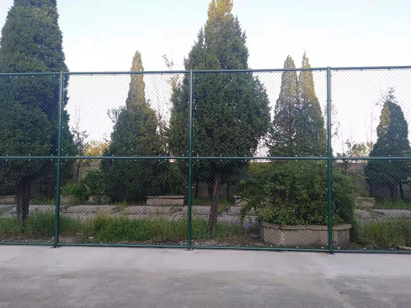 护栏网安装视频教程,球场网围栏怎么安装