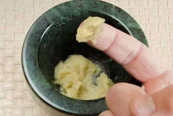 大蒜在眉毛上擦两下能有什么功效,大蒜在眉上擦一擦有什么作用