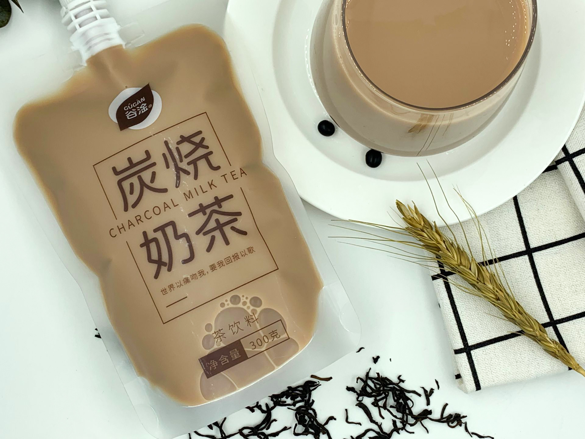 适合奶茶精发朋友圈的可爱文案,秋天的第一杯奶茶文案沙雕