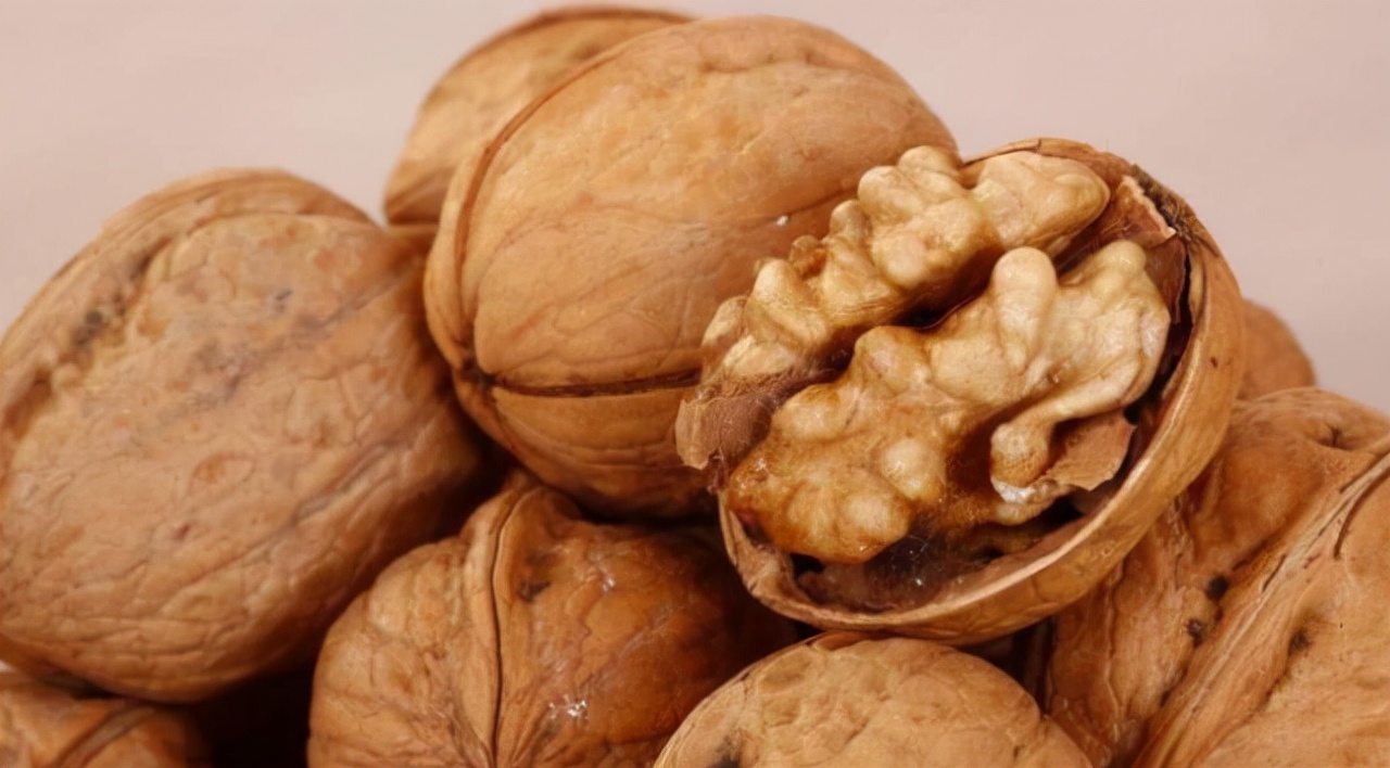 经常吃核桃对身体有什么好处,长期吃核桃的好处和坏处
