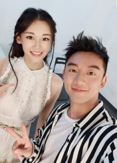 郑恺和苗苗高调恩爱牵手现身机场,郑恺苗苗恋情疑曝光