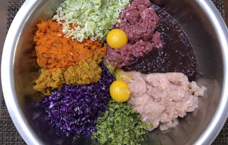 怎么改善狗狗的饮食和排便,怎么改善狗狗饮食去泪痕