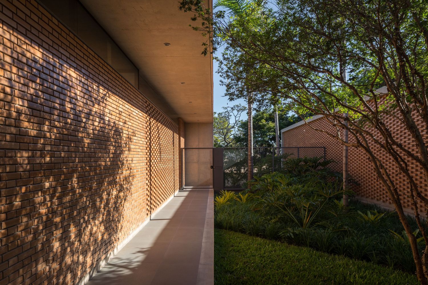 巴西利亚原始的清水混凝土与红砖打造的别墅