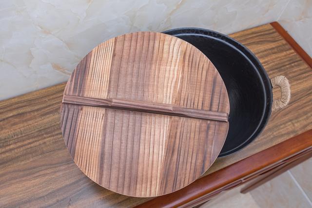 古法泥模翻砂浇铸平底锅,古法泥模铸铁锅