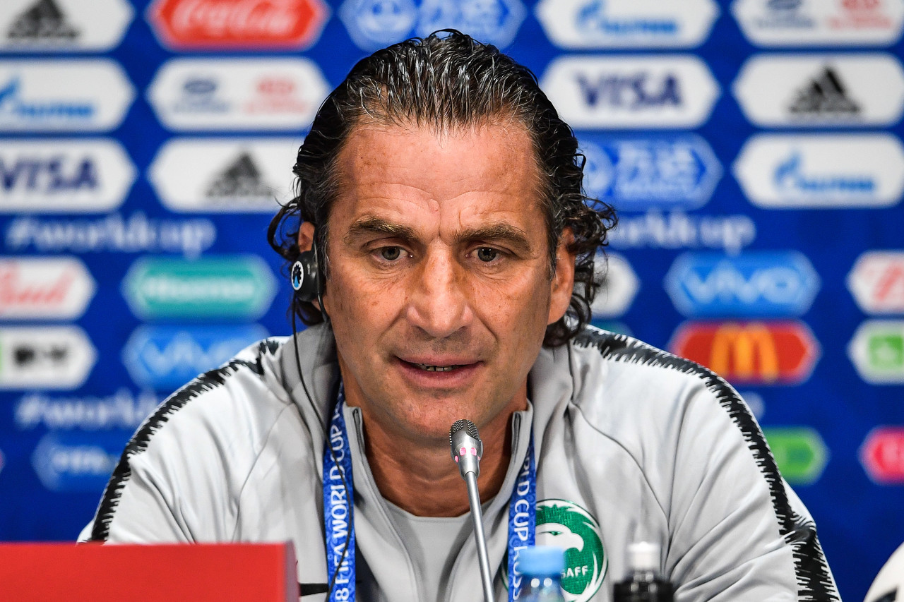 国足对沙特防守阵型,国足应警惕对手的边路进攻战术