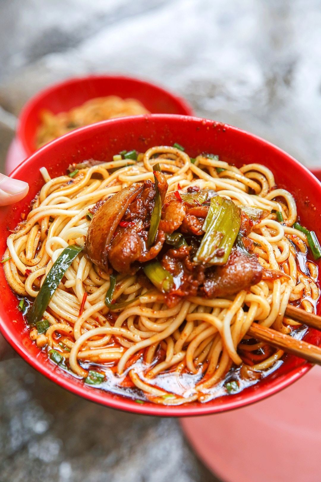 让人震撼的“板凳部队”！成都老字号特色面馆，排队就餐太壮观！