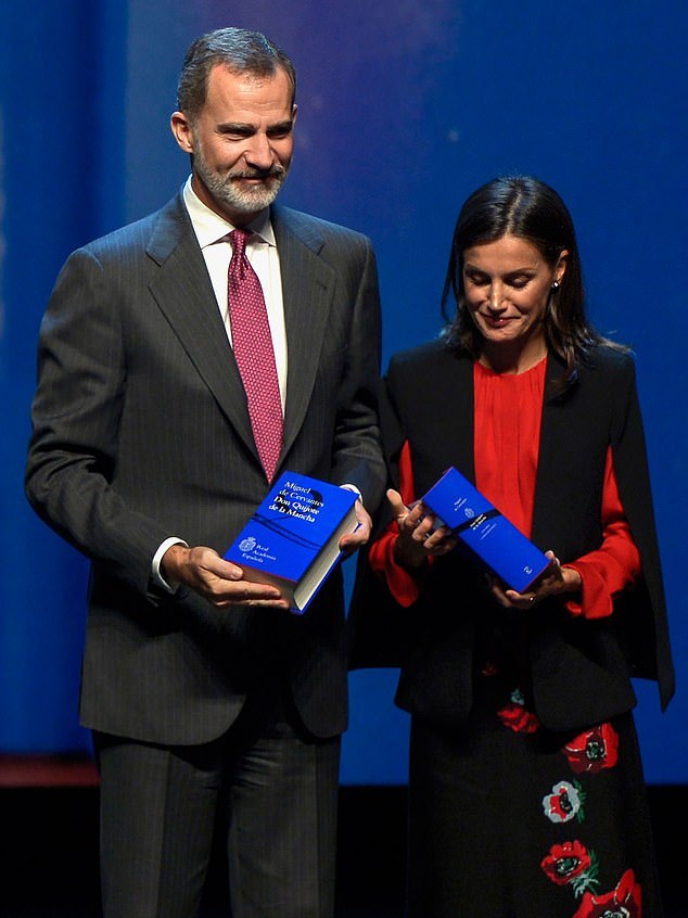 西班牙王后风格斗篷,西班牙王后穿衣经典款