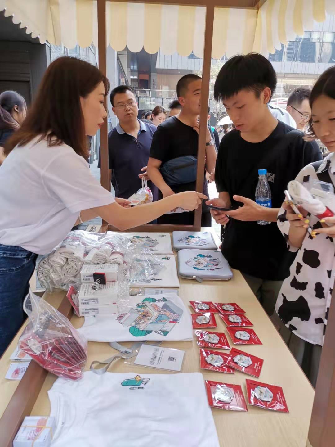 华为旗舰店送的礼品,华为全球旗舰店发布会