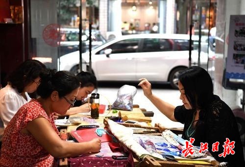 “兵兵”跃上汉绣展荆楚风韵,汉绣非遗传承人自创50幅作品迎军运