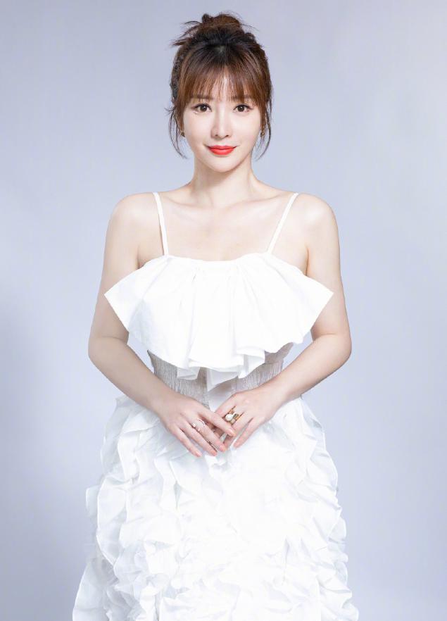 柳岩自曝身材不完美,柳岩最新吊带裙