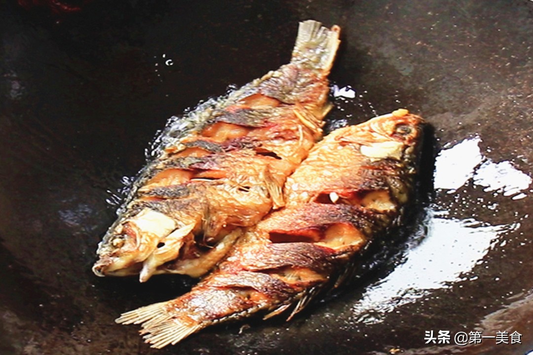 煎鱼一定不要直接下油锅,煎鱼不粘锅不破皮小技巧