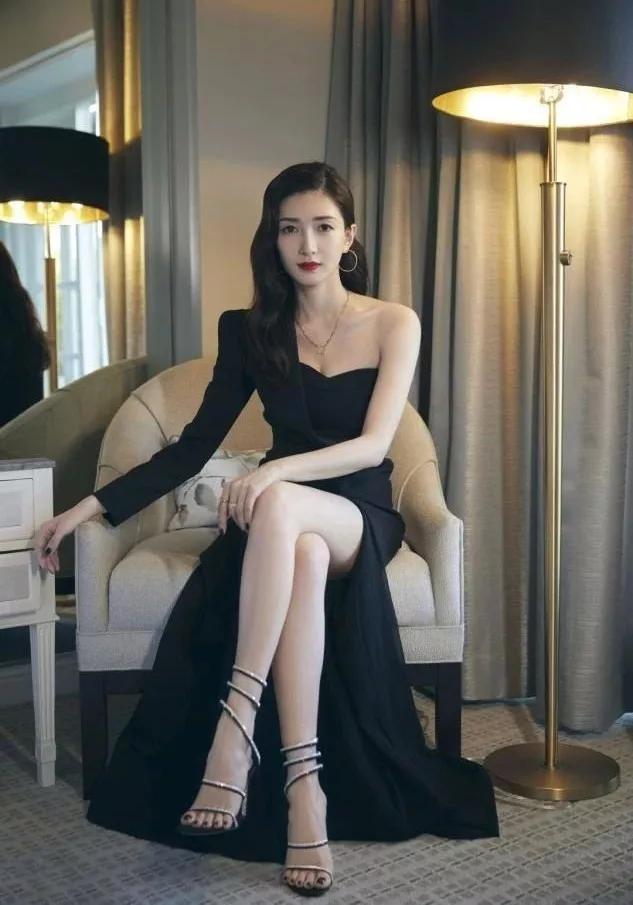 顶级模特的走秀翻车现场,女明星红毯走秀翻车事件