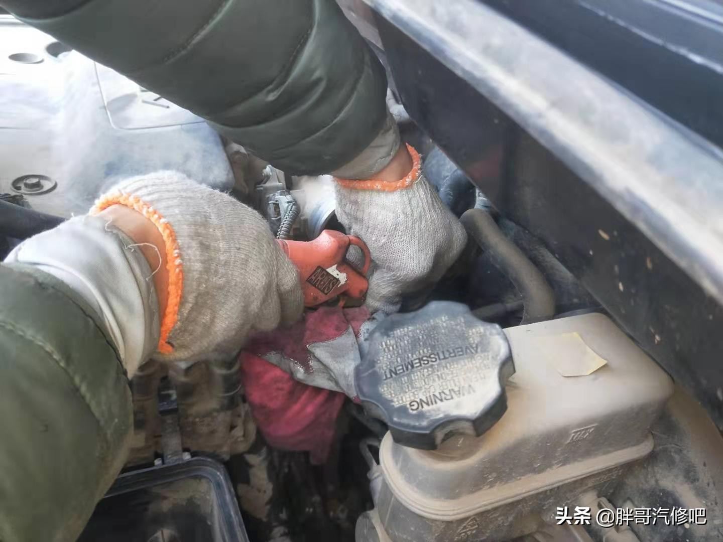 更换防冻液需要清理暖风水箱吗,清洗防冻液水箱的正确方法