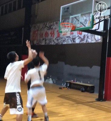 小个子面对防守紧逼怎么办,小个子防不住篮下怎么办