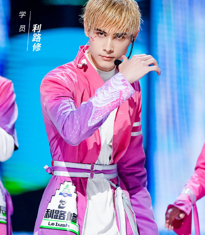 利路修颜值这么高？换上新发型掀起刘海后，被调侃自我防爆第一人