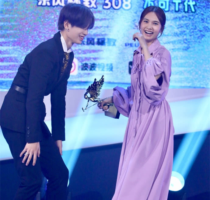 杨丞琳最近穿搭牛仔裤,杨丞琳近期机场穿搭