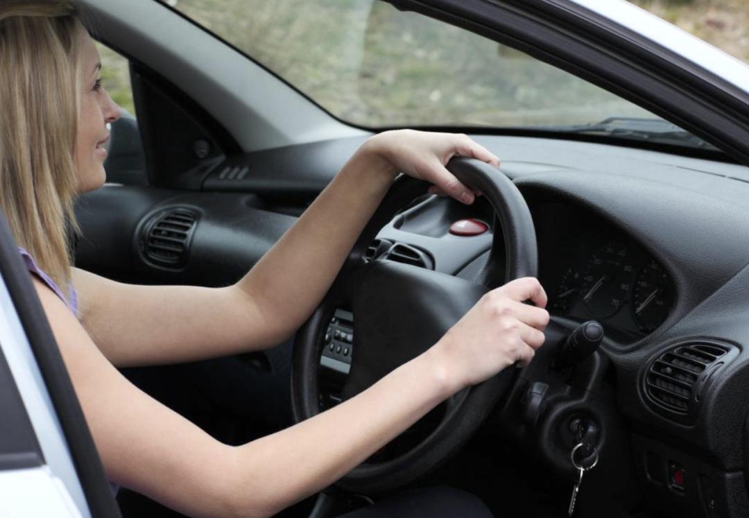 女司机多少岁不建议开车,女司机第一次开车靠谱吗