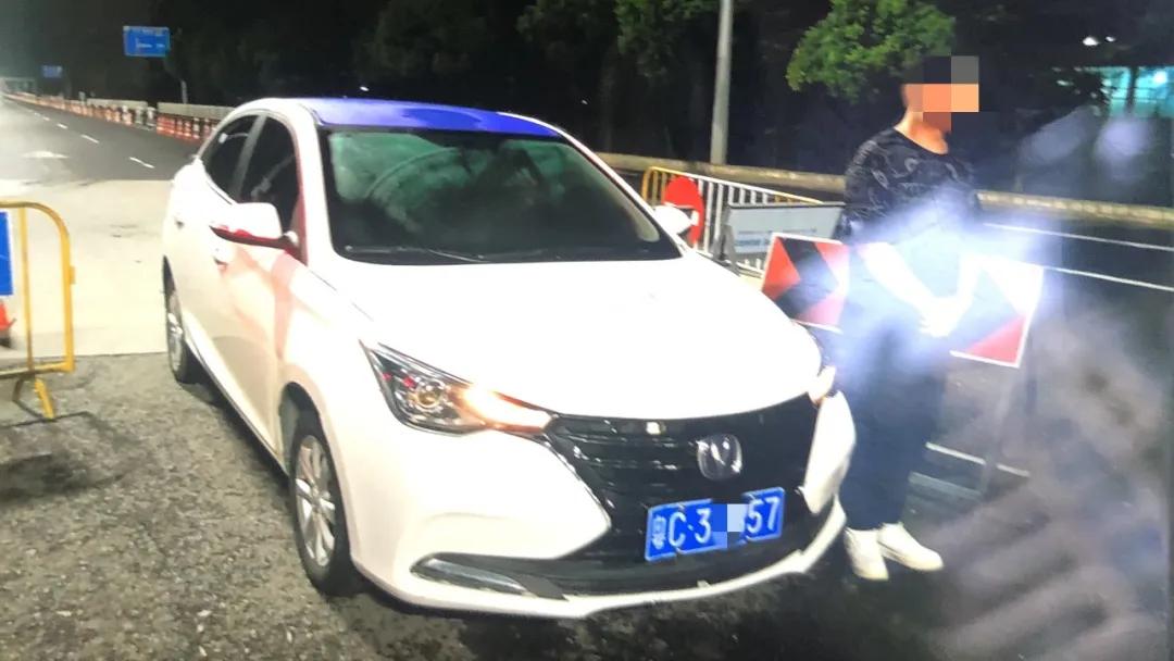 男子租共享汽车发现不对劲,一男子租共享汽车发现不对劲