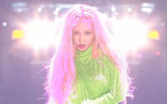 泫雅CK代言写真发布，简单性感才是她的路线