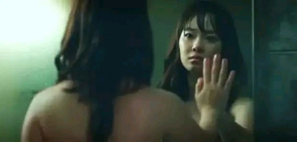 四年间，她被迫为31人陪睡100多次，这片太瘆人