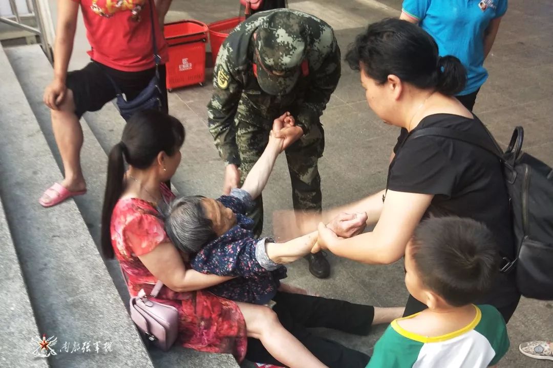 7旬老人醉卧街头民警暖心救援,老人昏厥武警官兵救援