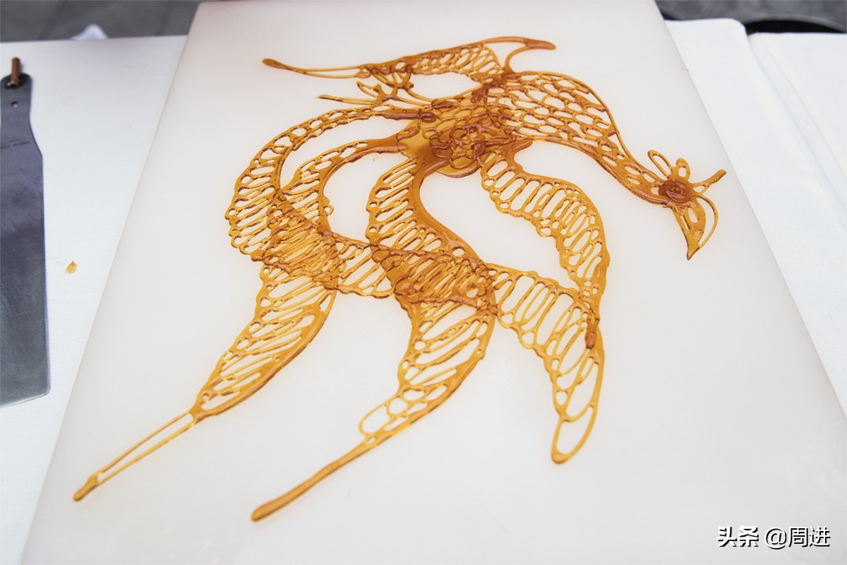 景区摆摊制作糖画,非遗糖画艺人摆摊