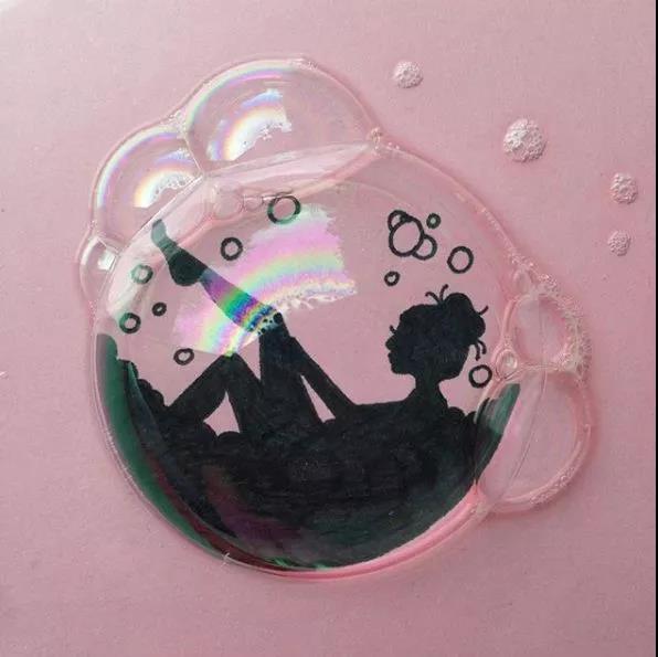 你可以擦掉那滴水,或者顺势用它画点不一样的美丽