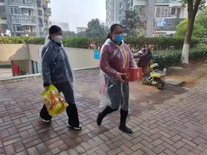 社区志愿者为隔离人员买菜,社区为居家隔离人员服务