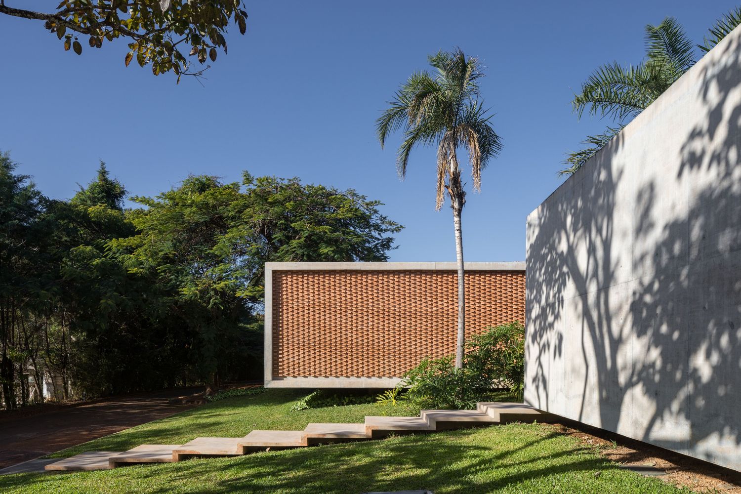 巴西利亚原始的清水混凝土与红砖打造的别墅