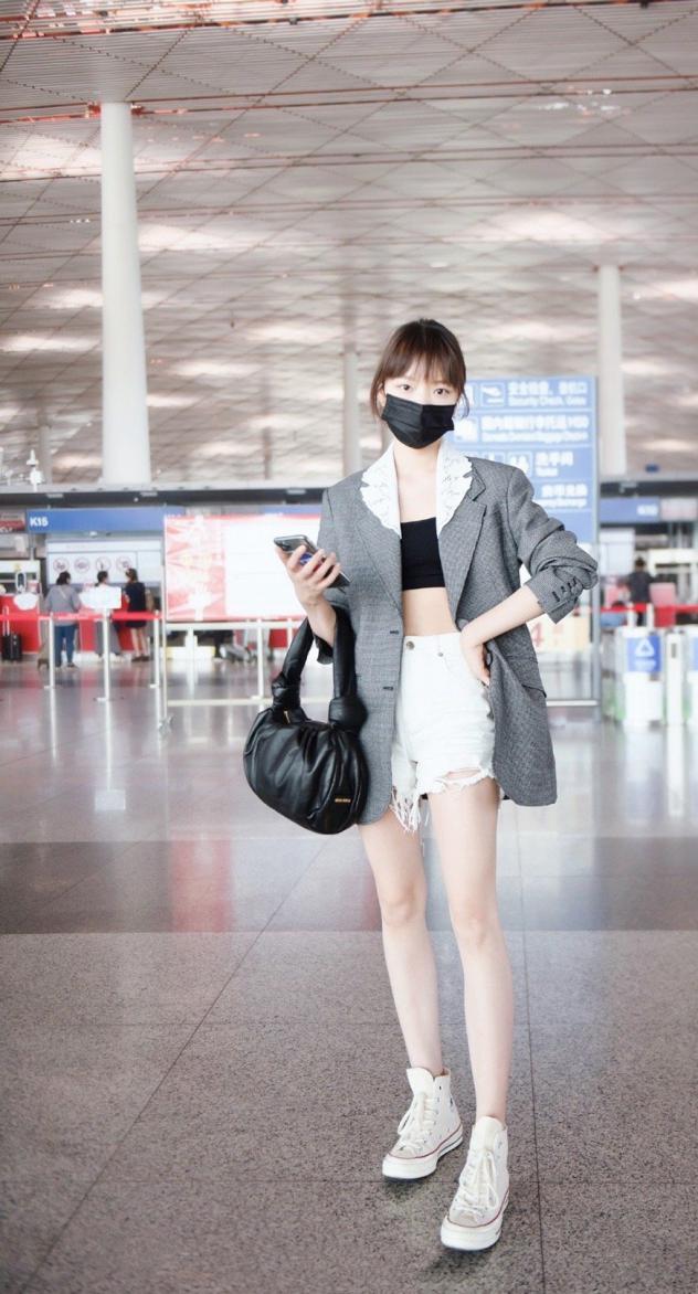 肉肉女孩竖条纹裤子显瘦,下半身有肉的女人穿搭