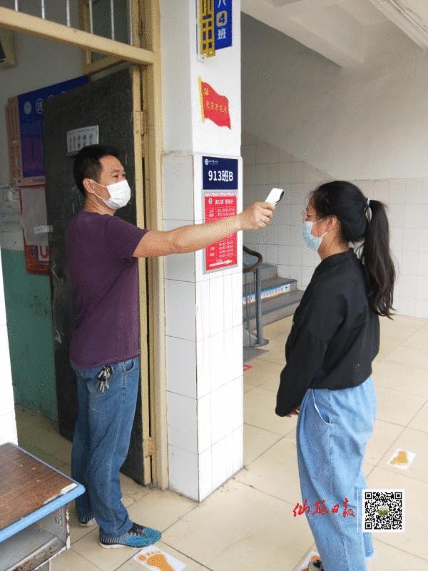 仙桃学生神兽归笼视频,神兽归笼小学家长开心到模糊