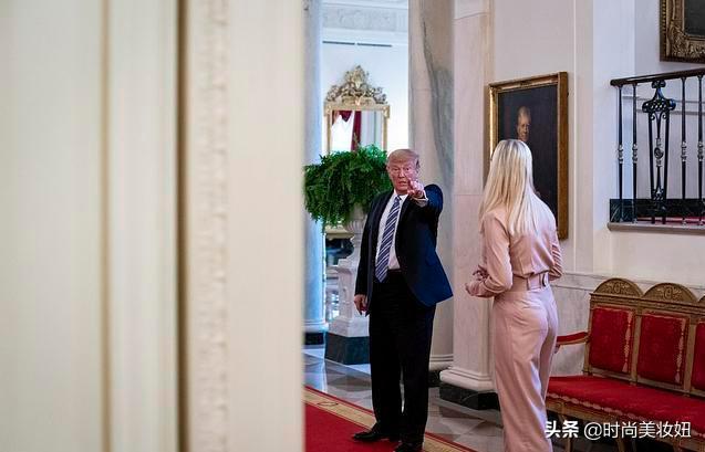 伊万卡最新亮相穿得太少女了 (伊万卡穿吊带紧身裙出席活动照片)